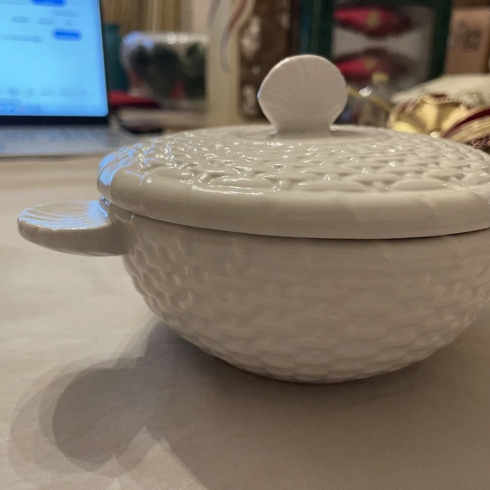 Shell Baker Nantucket Basketweave White Bone China Lidded Handles Vegetable Dish
